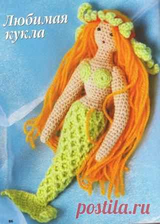 Книга «Вязаные игрушки. Спицы и крючок»

Вам потребуется: пряжа (100% акрил) — по 20 г бежевого, светло- зеленого и желтого цветов, крючок № 2,5, синтепон в качестве наполнителя, мелкий бисер для глаз.

Основные правила вязания игрушек крючком, их набивки и правильного ухода за вязаными куклами, можно посмотреть в этом материале

Вязать куклу начните с макушки.

1 -й ряд - 3 возд. п. соедините в кольцо.

2-й ряд - в центр кольца свяжите 8 столбиков без накида.