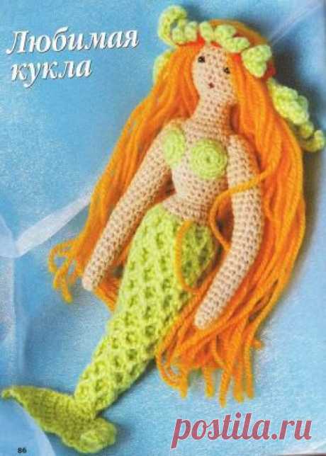 Книга «Вязаные игрушки. Спицы и крючок»

Вам потребуется: пряжа (100% акрил) — по 20 г бежевого, светло- зеленого и желтого цветов, крючок № 2,5, синтепон в качестве наполнителя, мелкий бисер для глаз.

Основные правила вязания игрушек крючком, их набивки и правильного ухода за вязаными куклами, можно посмотреть в этом материале

Вязать куклу начните с макушки.

1 -й ряд - 3 возд. п. соедините в кольцо.

2-й ряд - в центр кольца свяжите 8 столбиков без накида.