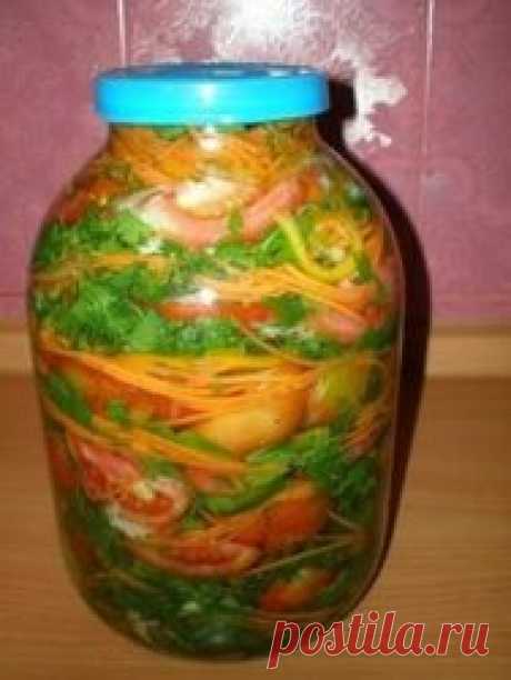 Вкусные ПОМИДОРЧИКИ С ПРЯНЫМИ ТРАВАМИ Вкусные ПОМИДОРЧИКИ С ПРЯНЫМИ ТРАВАМИ. Помидоры – 2кг.  Морковь – 1 средняя.  Чеснок — 4-5средних зубка.  Укроп,кинза,петрушка,сельдерей — по 1 небольшому пучку. Для этой цели подойдут некондиционные помидоры,в одной банке можно совместить зеленые,бурые,и красные(но крепкие помидоры),помидоры вымыть,нарезать на дольки. Траву нарезать,чеснок на мелкой тёрке.