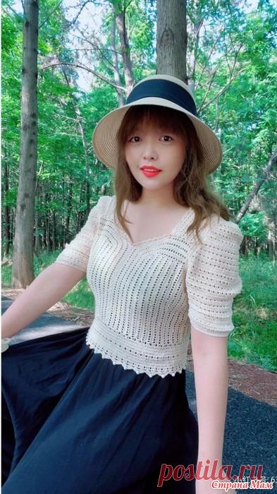 Нежная блуза в  стиле ретро. Эта романтическая блуза выглядит очень романтично она связана в стиле ретро и красиво подчеркивает фигуру.