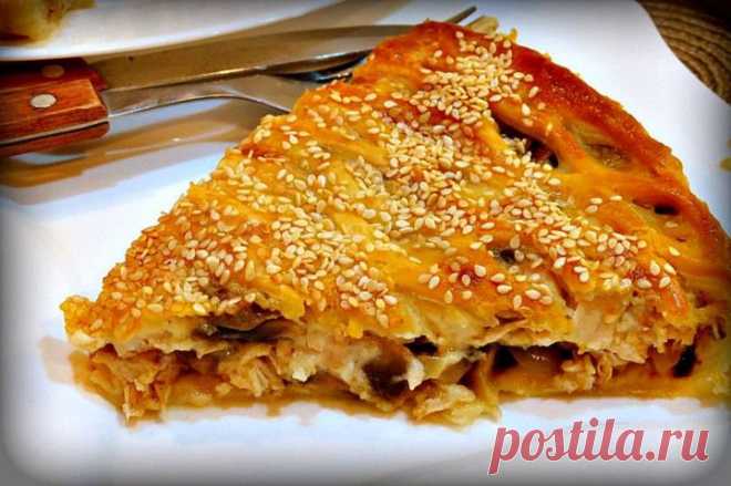 Пирог с курицей и грибами 
Ингредиенты
200 г +1 ст. л.
мука (для теста + для соуса)
125 г +50 г
масло сливочное (для теста + для соуса)
125 г + 100-150 г
сыр (творожный + твердый)
1 ст. л.
вода (ледяная)
400 г
филе куриное
200 г
грибы
1 шт.
лук
по вкусу
соль
щепотка
мускатный орех
по вкусу
перец черный (молотый)
300 мл
молоко коровье
1 шт.
яйца куриные (желток)
1 ст. л.
кунжут (семена)