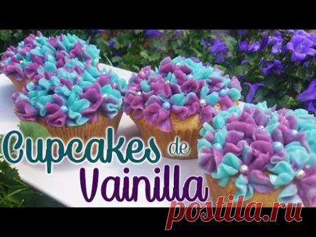 Receta de cupcakes de vainilla decorados con flores de merengue suizo