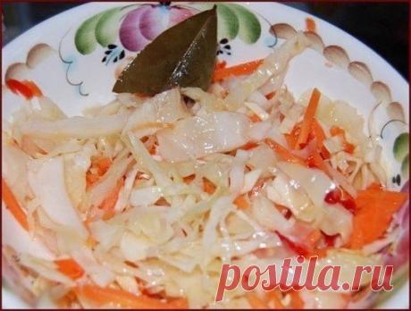 Бомбовая капустка.

Делала вчера на ночь. Утром тарелку умяли в пять сек))))) В 200 граммах 149 калорий, а вкусноооооооооооооооо)))