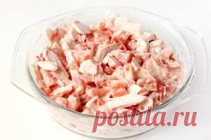Салат с крабовыми палочками, помидорами и чесноком.