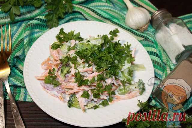 Салат из брокколи с греческим йогуртом, простой вкусный рецепт Рецепт диетического салата из брокколи, заправленного греческим йогуртом. Сочный салат с легкой заправкой понравится всем, кто предпочитает полезную еду.