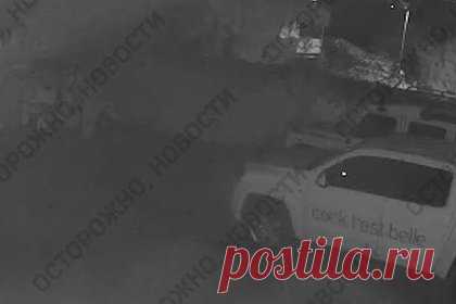 Поджог автомобиля ведущего Киселева в Крыму попал на видео. В Крыму неизвестный поджег автомобили у дома телеведущего Дмитрия Киселева. Момент поджога попал на видео. На кадрах видно, что к автомобилям подходит человек в толстовке с капюшоном, его лицо скрыто медицинской маской, а на ноги надеты бахилы. Неизвестный поджег внедорожник Land Rover и гольф-кар, после чего скрылся.