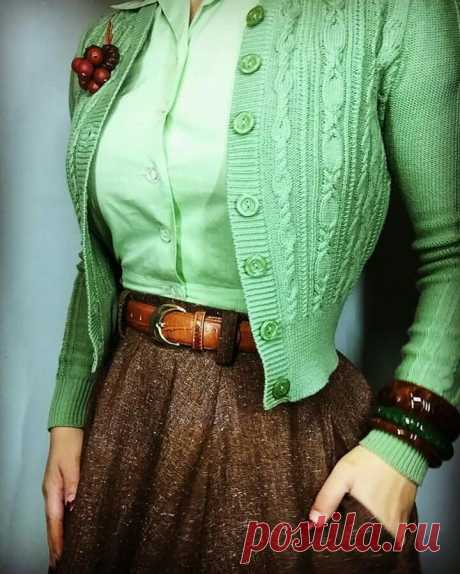 Green cardigan with brown skirt and belt!!!! - Bild Hafen
