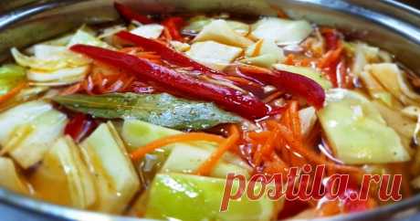 Эту вкуснятину из простой капусты по-корейски можно готовить круглый год. Острая и пикантная капуста –это идеальная закуска, которая не надоедает