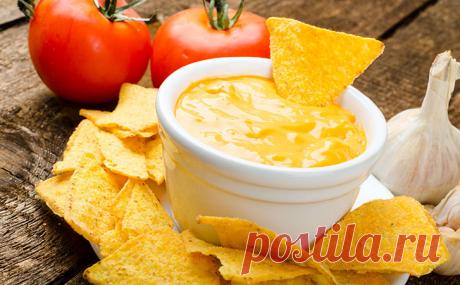 Смешали сыр с яйцом и маслом, и за 10 минут получили сырный соус, делающий вкуснее любую закуску