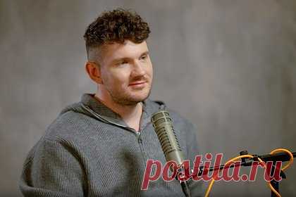 Работавший на канале Соловьева блогер рассказал о переживаниях из-за критики. Российский блогер Стас Васильев, который ранее работал на канале «Соловьев LIVE», рассказал об отношении к критике. Он назвал себя человеком, который постоянно сомневается в себе и своих действиях. Об этом Васильев заявил в беседе с блогером и переводчиком Дмитрием Пучковым.