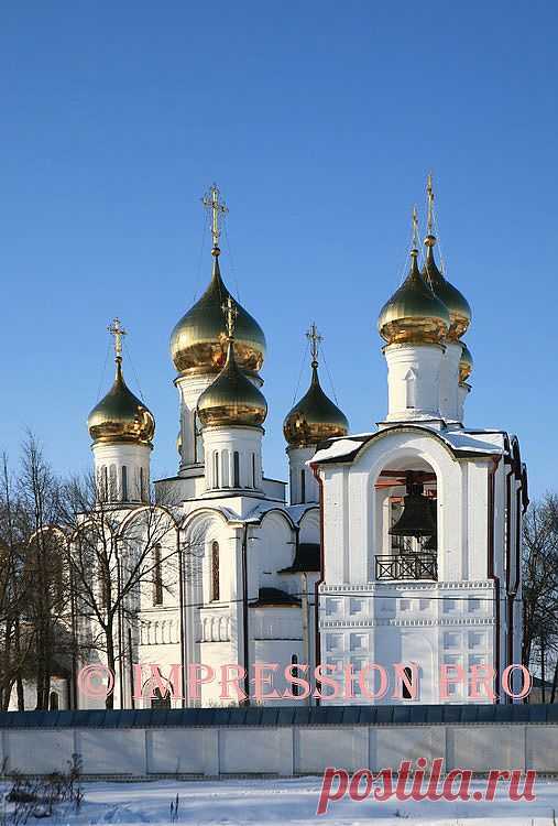 Собор и звонница Никольского монастыря.