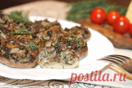 Запеченные грибы, фаршированные сыром, луком и зеленью | Fresh.ru