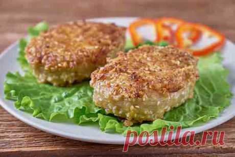 Рыбные котлеты из семги - рецепт на vse-o-ede-online.ru Рецепт Вкусные рыбные котлеты из семги - это блюдо, приготовленное из нежных и сочных кусочков свежей или замороженной семги. Котлеты обычно содержат мелко нарезанные лук и зелень, а также заправляются яйцом и солью и перцем по вкусу.
