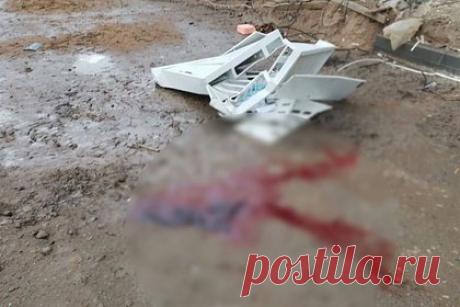 Щитовой шкаф убил строителя в Петербурге. На стройке в Санкт-Петербурге щитовой шкаф упал с подъемника и убил рабочего. Об этом сообщает РЕН ТВ. Инцидент произошел на площадке строящегося жилого комплекса на улице Крыленко. Металлический щитовой шкаф сорвался с подъемника, который находился на 15 этаже. Конструкция обрушилась на 48-летнего прораба.