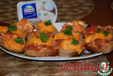 Мини бутерброды &quot;Ассорти&quot;. Вкусные пикантные бутерброды и бонусом рецепт всем известного салата с изюминкой. Бутерброды очень хороши в горячем виде и остывшие тоже не плохи. Пережили в судке дорогу 140 км и остались съедобными и не размокли. Подойдут для неожиданных гостей, в качестве перекуса и закуски под крепкие напитки, так как имеют подходящий размер. Заходите, угощу.