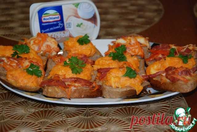 Мини бутерброды "Ассорти". Вкусные пикантные бутерброды и бонусом рецепт всем известного салата с изюминкой. Бутерброды очень хороши в горячем виде и остывшие тоже не плохи. Пережили в судке дорогу 140 км и остались съедобными и не размокли. Подойдут для неожиданных гостей, в качестве перекуса и закуски под крепкие напитки, так как имеют подходящий размер. Заходите, угощу.