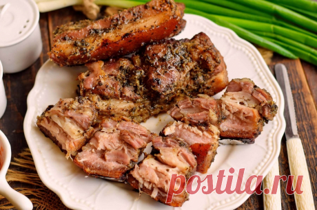 Сало в духовке - вкуснее мяса Рецепт для тех, кто не знал, что сало можно приготовить вкусней мяса. Для этого используем широкий кусок подчеревка с толстыми прослойками мяса. Перед запеканием сало маринуем в специях с большим количеством чеснока. Чтобы подчеревок сохранил все соки, запекаем его в фольге. Сало значительно ужаривается, куски становятся намного меньше начального варианта, при этом очень сочные и мягкие, при нарезке легко распадаются на куски. Запеченное сало ...