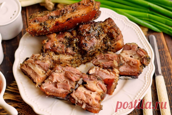 Сало в духовке - вкуснее мяса Рецепт для тех, кто не знал, что сало можно приготовить вкусней мяса. Для этого используем широкий кусок подчеревка с толстыми прослойками мяса. Перед запеканием сало маринуем в специях с большим количеством чеснока. Чтобы подчеревок сохранил все соки, запекаем его в фольге. Сало значительно ужаривается, куски становятся намного меньше начального варианта, при этом очень сочные и мягкие, при нарезке легко распадаются на куски. Запеченное сало ...