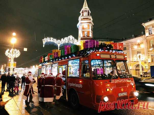 По Петербургу курсирует праздничный «Дедморобус» 

На борту ретроавтобуса — оркестр из десяти зимних волшебников, которые исполняют новогодние песни и раздают конфеты во время остановок у городских достопримечательностей. 

По центру города в вечернее время начал ходить новогодний автобус, который в прошлые годы уже успел запомниться жителям Северной столицы и вызвал бурю самых радостных праздничных эмоций. Речь идёт о «Дедморобусе» — красно-белом автобусе, по-новогоднему ...