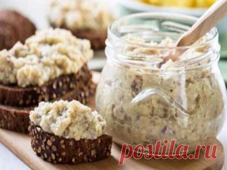 ФОРШМАК - ВКУСНЕЙШАЯ ЗАКУСКА ИЗ СЕЛЕДКИ!
Обожаю эту закуску. Делается быстро, а съедается еще быстрее! На хлебушек намазал, перекусил и красота, жизнь удалась. А на праздничный стол тоже можно делать, маленькие канапушки с форшмаком, украшенные свежим огурчиком — очень вкусно.
Ингредиенты:
Селедка слабосоленая — 1 штука;
масло — 1 пачка;
яйцо — 2 штуки;
картошка вареная — 1 штука.
Форшмак. Пошаговый рецепт
Отварите яйца и картофель.
Селедку очистите и разделите на филе без костей.
Из