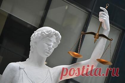 Россиян отдадут под суд за обман 96-летнего ветерана Великой Отечественной войны. Завершено расследование уголовного дела о мошенническом хищении свыше 400 тысяч рублей у 96-летнего ветерана Великой Отечественной войны Василия Пронина. В преступлении обвиняются житель подмосковного Реутова Руслан Алимирзаев и житель Липецка Алексей Коньков. Они убедили Пронина выбросить деньги из окна.