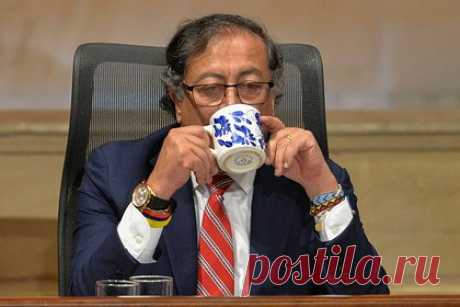 В Колумбии арестовали сына президента. В Колумбии арестовали сына прездента страны Густаво Петро Николаса. Об этом сообщила Генпрокуратура страны, передает РИА Новости. Там уточнили, что сына президента Колумбии задержали в соответствии с распоряжением суда — Петро-младшего подозревают в отмывании активов и незаконном обогащении.