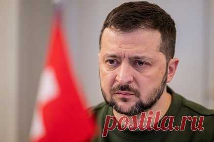 Экс-посол Украины напомнил о непристойном поступке Зеленского в Лондоне. Президент Украины Владимир Зеленский во время одного из своих визитов в Лондон посетил музей Уинстона Черчилля, где уселся на один из экспонатов вопреки протестам смотрителя. Об этом непристойном поступке украинского лидера напомнил экс-посол Украины Вадим Пристайко в интервью Наталье Мосейчук.