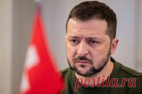 Экс-посол Украины напомнил о непристойном поступке Зеленского в Лондоне. Президент Украины Владимир Зеленский во время одного из своих визитов в Лондон посетил музей Уинстона Черчилля, где уселся на один из экспонатов вопреки протестам смотрителя. Об этом непристойном поступке украинского лидера напомнил экс-посол Украины Вадим Пристайко в интервью Наталье Мосейчук.