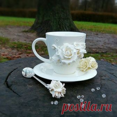 Белая, как свежевыпавший снег, и величественная, как королева цветов - роза.
"Снежная королева"❄.
Холодная, неприступная, надменная и красивая. Она пронизывает своим взглядом и каждый бы рад услужить ей, но не каждого она подпустит к себе.
Она без труда укроет земли белой пеленой, заморозит реки и водоёмы, разукрасит узорами окна и погрузит в мир ледяной сказки. В её власти сама Зима.
Но, несмотря на благородство происхождения, ей, как самой обыкновенной женщине, хочется т...