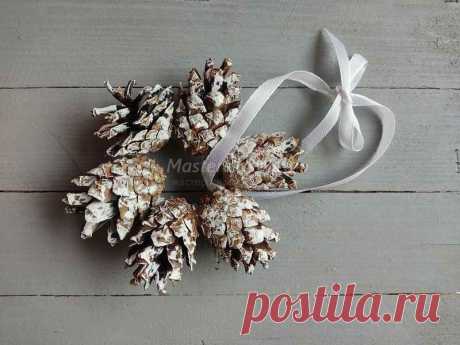 Новогодний декоративный венок из шишек. Пошаговый мастер-класс с фото