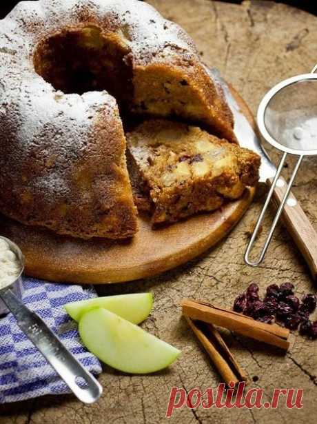 Кекс с яблоками , грушами и орехами