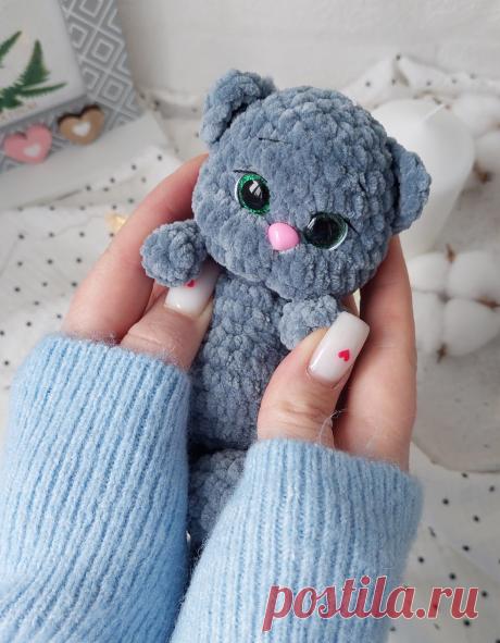 PDF Мини Котик крючком. FREE crochet pattern; Аmigurumi toy patterns. Амигуруми схемы и описания на русском. Вязаные игрушки и поделки своими руками #amimore - котята, плюшевый котик, маленький кот из плюшевой пряжи, кошка, кошечка, котёнок.