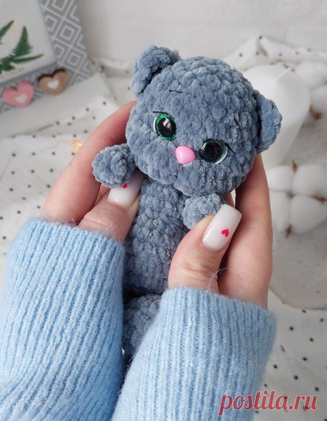 PDF Мини Котик крючком. FREE crochet pattern; Аmigurumi toy patterns. Амигуруми схемы и описания на русском. Вязаные игрушки и поделки своими руками #amimore - котята, плюшевый котик, маленький кот из плюшевой пряжи, кошка, кошечка, котёнок.