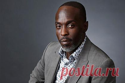 Названа причина смерти актера из сериалов «Прослушка» и «Подпольная империя». Американский актер Майкл Кеннет Уильямс скончался от передозировки наркотиками. Об этом сообщает газета New York Times со ссылкой на заявление бюро судмедэкспертизы Нью-Йорка. Согласно заявлению, смерть звезды сериалов «Прослушка» и «Подпольная империя» наступила в результате передозировки фентанила, кокаина и героина.