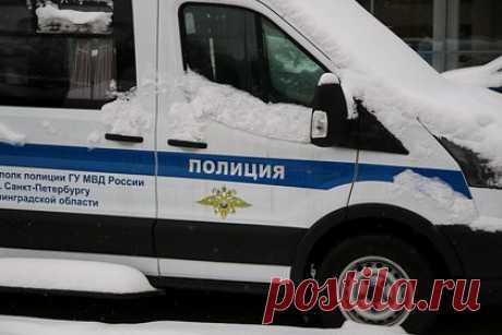 Рабочий российского завода поджег две полицейские машины и склад Росгвардии. В Санкт-Петербурге полиция задержала 38-летнего рабочего завода по подозрению в серийных поджогах; он спалил две полицейские машины и склад Росгвардии. У мужчины при себе во время задержания полицейские обнаружили два коктейля Молотова, видеокамеру, перчатки, балаклаву и зажигалки. Он собирался поджечь служебные авто.