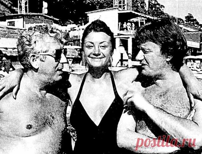 Фото с историей. Андрей Миронов не стеснялся раздеться В СССР каждое лето актеры гастролировали по стране. Вот и летом 1985 года Театр сатиры оказался со спектаклями в Сочи