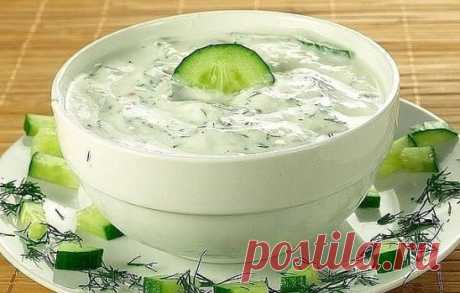 Вкуснейший ОГУРЕЧНЫЙ Соус!
Готовлю этот соус на Все ТОРЖЕСТВА, так как не все гости кушают майонез. Когда я в первый раз приготовила, даже и не думала, что он вызовет такой восторг гостей.Со стола его просто смели и потом попросили добавки.Изумительно ВКУСНЕЙШИЙ и ПРОСТОЙ в приготовлении Соус для Овощей, Мяса, Хлеба и всего того, с чем едят майонез. Особенно с ним вкусны салаты!
Приготовление:
1. Натереть один средний огурец на крупной терке и слегка отжать сок.
2. Добавить 100 гр сливочного мяг