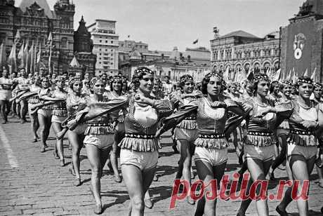 Парад на Красной Площади, 1939 год
В России после Октябрьской революции, в 1920-1930-е годы, права женщин соблюдались как нигде в мире: им можно было делать аборты, рожать детей вне брака, учиться и работать наравне с мужчинами. Легализовались и брюки, и даже шорты — правда, только в спортивном варианте. Но в спортивных трусах можно было даже пройти по главной площади страны.