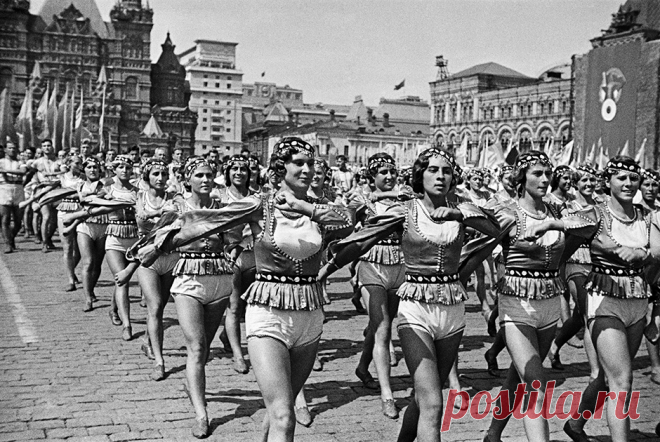 Парад на Красной Площади, 1939 год
В России после Октябрьской революции, в 1920-1930-е годы, права женщин соблюдались как нигде в мире: им можно было делать аборты, рожать детей вне брака, учиться и работать наравне с мужчинами. Легализовались и брюки, и даже шорты — правда, только в спортивном варианте. Но в спортивных трусах можно было даже пройти по главной площади страны.