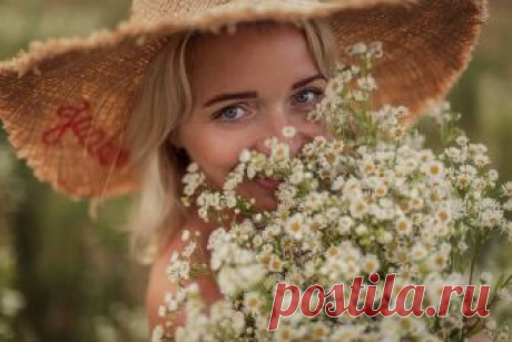 Выйду в лето, где ромашки
На лугу растут ковром,
Где на клевере букашки
Ищут для ночлега дом.

Пробегу до самой речки
И с разбега — в водоём!
Грейте спинку, человечки!
Между тучек есть проём,

Где лучистой жёлтой спицы
Виден остренький конец!
А на ветке у синицы
Просит червячка птенец.

Выйду в лето! Нараспашку
Дверь оставлю! Не сквозит!
Соберу в лугу я кашку!
И венок сплету! Парит

Воздух свежий, воздух летний!
Буря к нам летит стрелой!
Стали ласточки заметней,
Мошек ловя...