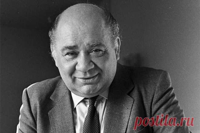 «Время пришло дёрганое». Почему у Евгения Леонова не выдержало сердце. 30 лет назад, вечером 29 января 1994-го, Леонов собирался на спектакль «Поминальная молитва» в родном «Ленкоме». Начал надевать сценический костюм – рубашку, брюки. И вдруг упал.