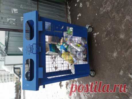 В России активно используются специализированные мусорные баки, сетчатые контейнеры для сбора вторсырья.

Контейнеры выпускаются различных размеров, но по сути это металлические ящики, с отверстием для принимаемого вторсырья. Наиболее распространённая модель, это бак на колёсах, евро контейнер, с соответствующими захватами для спец. транспорта, объёмом 1,1 метр кубический. В такой контейнер вполне может поместиться более тысячи пластиковых бутылок, как в фандомат.