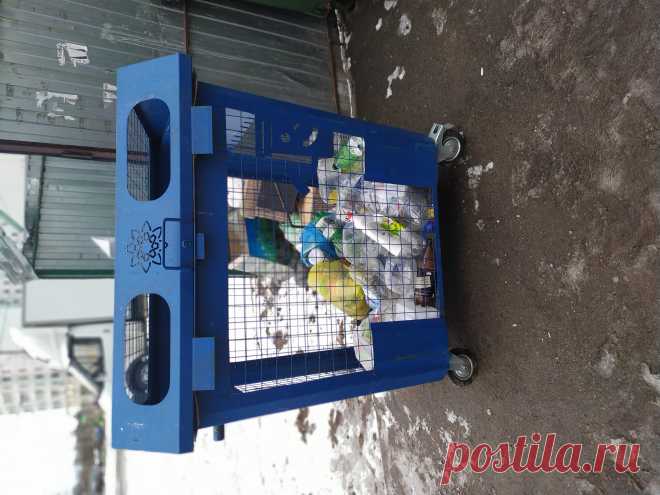 В России активно используются специализированные мусорные баки, сетчатые контейнеры для сбора вторсырья.

Контейнеры выпускаются различных размеров, но по сути это металлические ящики, с отверстием для принимаемого вторсырья. Наиболее распространённая модель, это бак на колёсах, евро контейнер, с соответствующими захватами для спец. транспорта, объёмом 1,1 метр кубический. В такой контейнер вполне может поместиться более тысячи пластиковых бутылок, как в фандомат.