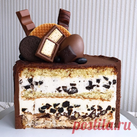 Торт «Восторг»!

(диаметр - 16 см., высота-10 см., масса без декора - 2,200 кг.)

Фундучный дакуаз:
Белки - 70 г. (2 шт.)
Сахар - 80 г.
Ванильный сахар - 5 г.
Орехи (фундук) - 60 г.
Мука - 15 г.
Орехи обжарить и измельчить.
Белки взбить в пену, добавить 20 г. сахара, взбить то пик.
Муку, дробленые орехи, 60 г сахара, ванильный сахар смешать, аккуратно перемешать со взбитыми белками.
Форму для выпекания смазать сливочным маслом, распределить тесто.
Выпекать при 150 • 1-1,5 ...