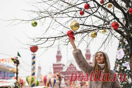 Россиянам напомнили о десятидневном отдыхе на новогодние праздники. В России новогодние выходные продлятся с 30 декабря 2023 по 8 января 2024 года. Об этом напомнила юрист HeadHunter, эксперт по трудовому праву Татьяна Нечаева, передает РИА Новости. Жители страны будут отдыхать десять дней в связи с тем, что два последних дня года выпадают на субботу и воскресение.