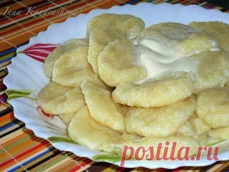 Ленивые вареники

Очень вкусное и простое в приготовлении блюдо. Маленькие детки очень любят такие ленивые вареники с творогом.

Ингредиенты:

400 г однородного творога;
1 яйцо;
3-4 полных ст. ложек муки;
сахар по вкусу;
соль для варки;
мука для подсыпки.

Приготовление:

Размять творог с сахаром. Добавить яйцо и тщательно перемешать. Добавить муку и замесить тесто. Рабочую поверхность посыпать мукой. Сделать из теста колбаску. Нарезать колбаску небольшими кусочками. Из ку...