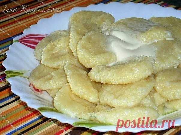 Ленивые вареники

Очень вкусное и простое в приготовлении блюдо. Маленькие детки очень любят такие ленивые вареники с творогом.

Ингредиенты:

400 г однородного творога;
1 яйцо;
3-4 полных ст. ложек муки;
сахар по вкусу;
соль для варки;
мука для подсыпки.

Приготовление:

Размять творог с сахаром. Добавить яйцо и тщательно перемешать. Добавить муку и замесить тесто. Рабочую поверхность посыпать мукой. Сделать из теста колбаску. Нарезать колбаску небольшими кусочками. Из ку...