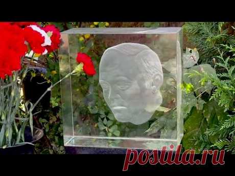 Эксклюзивный памятник за 1 000 000 рублей установили на могиле Юрия Сенкевича / Новодевичье кладбище