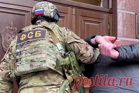 ФСБ задержала пять человек за изготовление поддельных документов для мигрантов. ФСБ совместно с Росгвардией задержали пять человек, занимавшихся незаконной легализацией мигрантов в России. Преступная группа изготавливала поддельные документы в московском и липецком регионах. Для этого фигуранты открыли подпольную типографию. Там они помогали иностранцам заключить фиктивные браки.