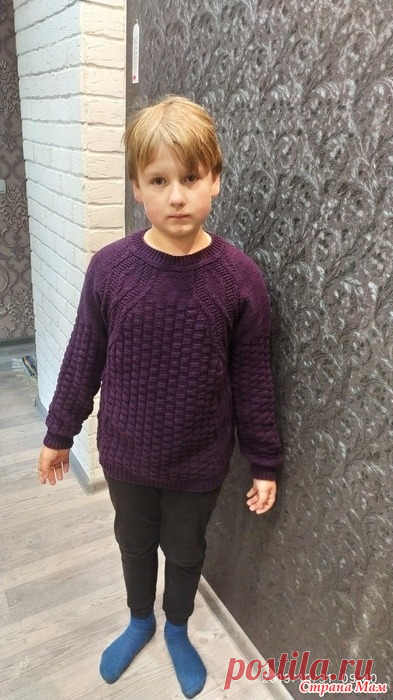 Два свтера для Тёмы, на 9 лет. Пряжа в голубом свитере Ализе коттон голд, спицы 3 и 2,5. Реглан сверху. Пряжу для фиолетового заказывала на АЛиЭкспресс. 50% хлопок,50% акрил. Похожа на Ализе коттон голд. Спицы 3,5 и 3.